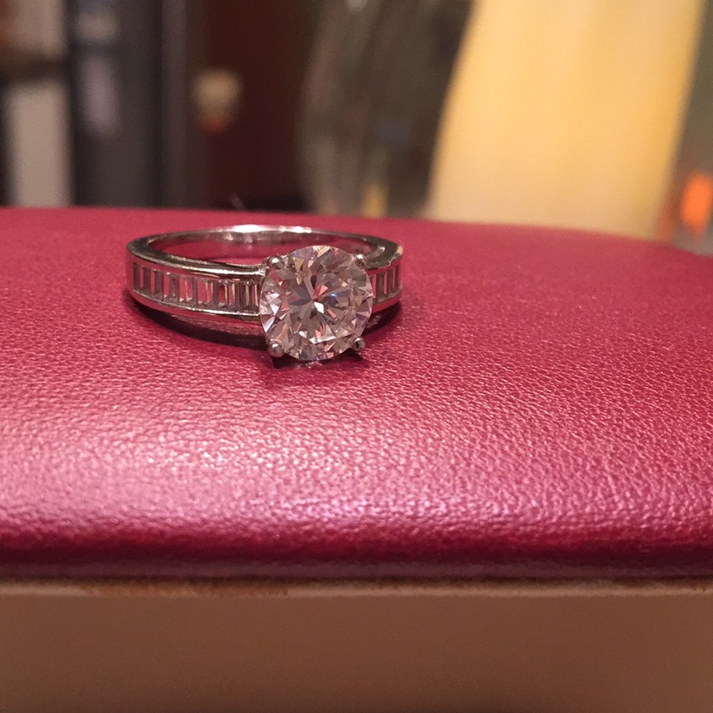 Beautiful engagement ring - Picture 2 of 5